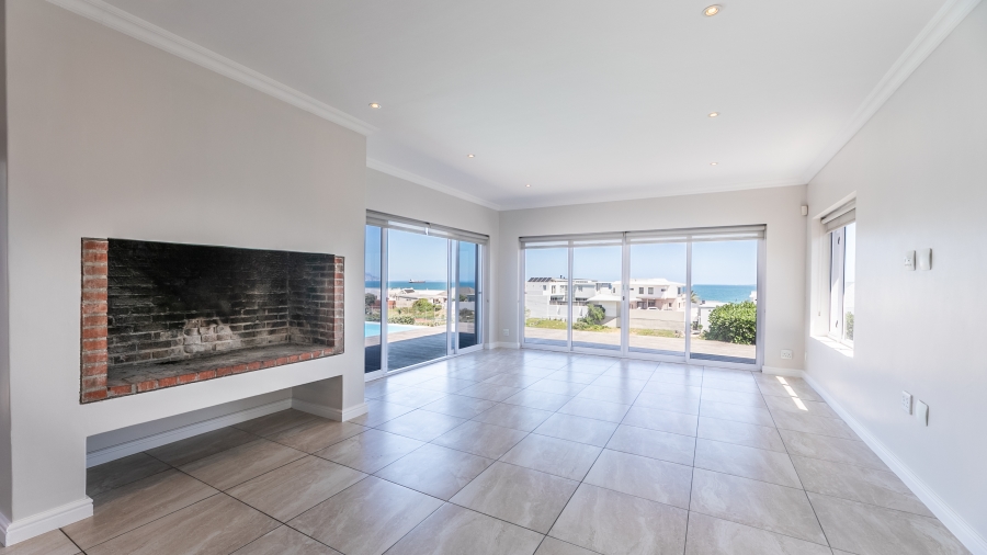 To Let 4 Bedroom Property for Rent in Bloubergstrand Western Cape